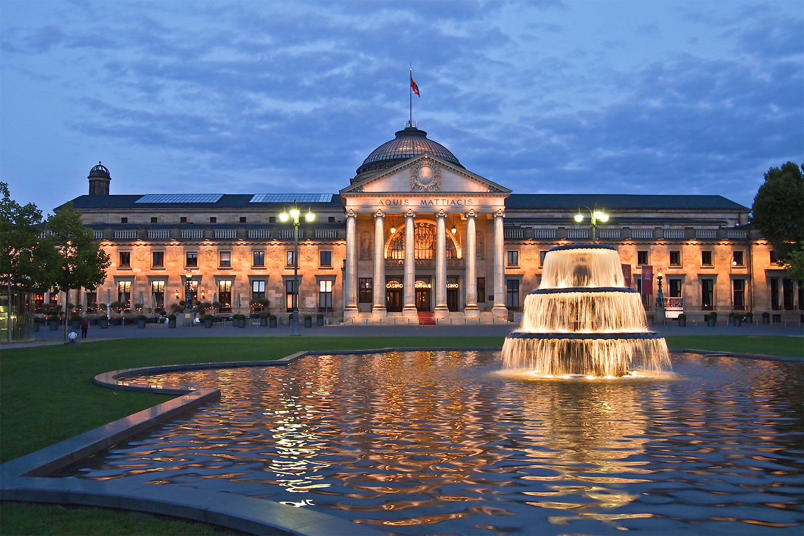 1597799184_Kurhaus_Wiesbaden_blaue_Stunde_290-L4.jpg